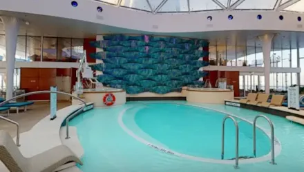 DE INDOOR POOL IN 360 GRADEN